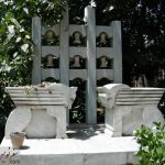 سنگ قبری متفاوت در آرامستان کاتولیکهای غربی گورستان ارامنه