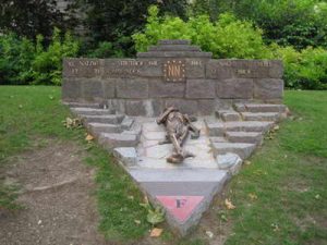 آرامستان گردی به سبک ایرانی در پرلاشز