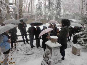 همسفران در کنار ساعت آبی دادگاه!